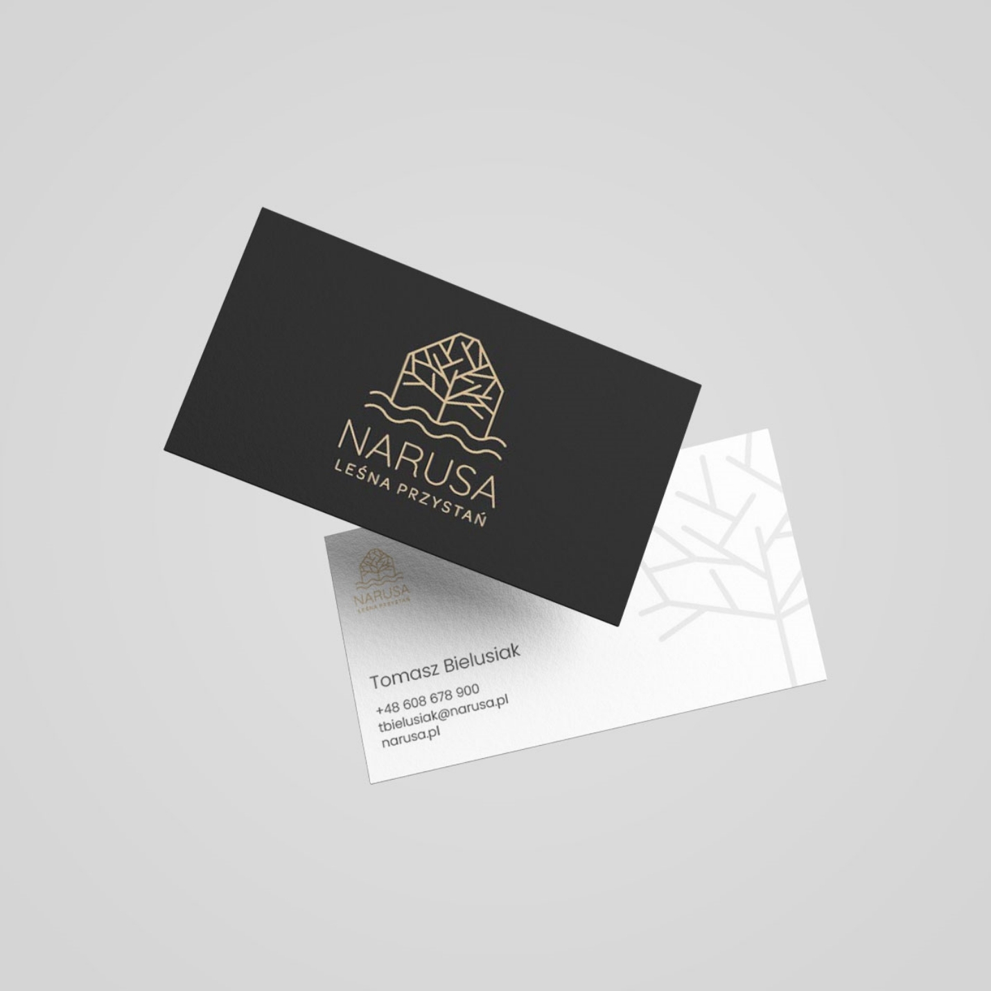 Projekt wizytówek dla przedstawicieli handlowych spółki Eco Masuria, właściciela marki Narusa Leśna Przystań.