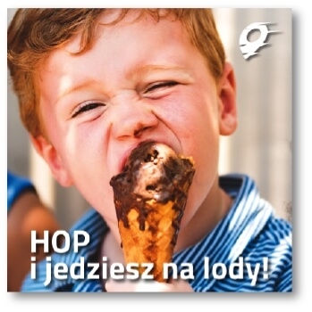 Grafika do posta na profil marki AutoHOP, na której mały chłopiec z zaangażowaniem je lody czekoladowo-śmietankowe.