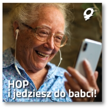 Grafika do posta na profil marki AutoHOP, na której uśmiechnięta, starsza kobieta korzysta ze smartfona i słuchawek.